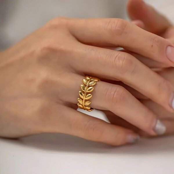 The Round of Leaves Ring